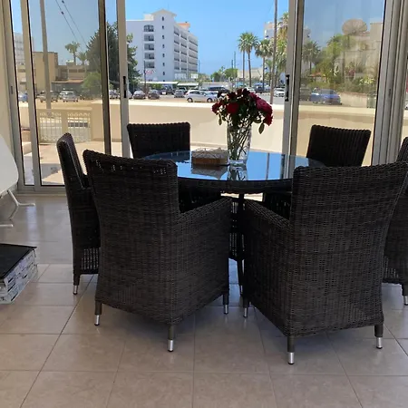 A Sea Breeze House بيت للعطل *