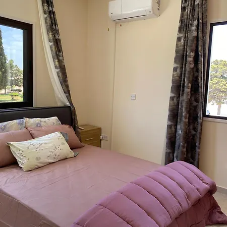 A Sea Breeze House بيت للعطل لارنكا