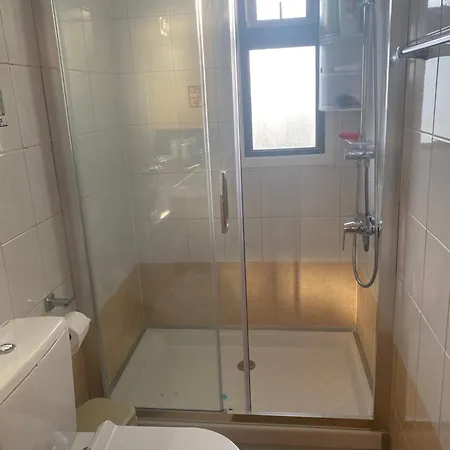 بيت للعطل A Sea Breeze House لارنكا